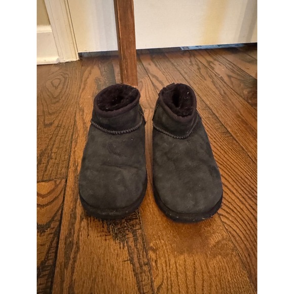 UGG Kids Classic Ultra Mini Black Suede Sheepskin Lined Boots Size 2 - Picture 2 of 6